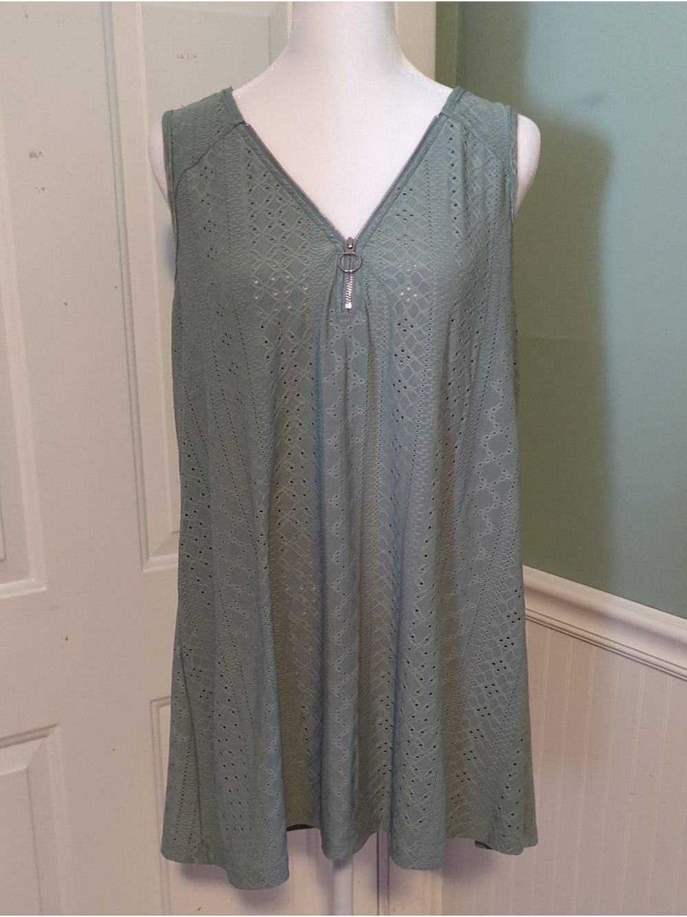 Light Sage green 2XL Eyelet Zip-Front Sleeveless Tunic Top Sleeveless Summer